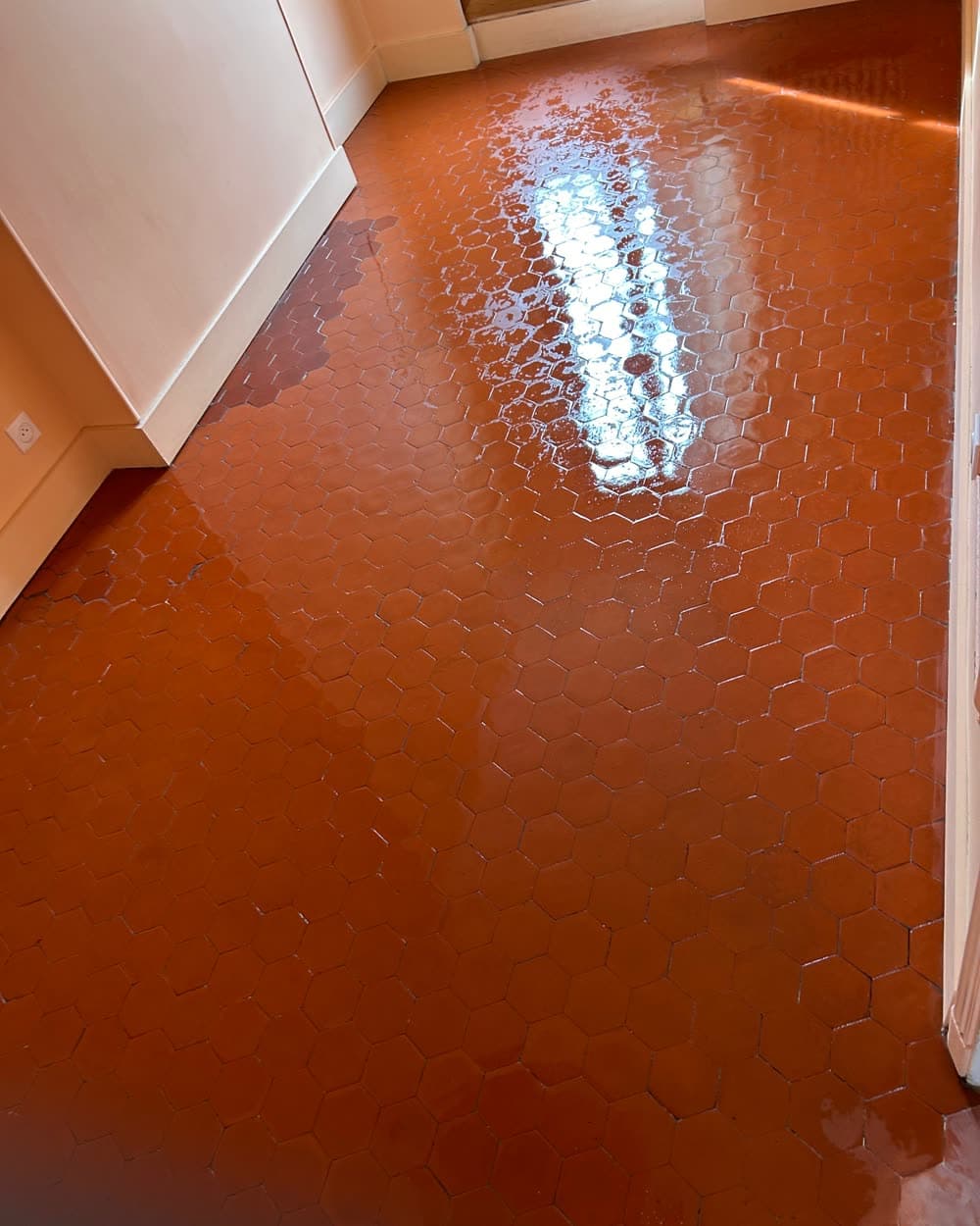 Tomettes hexagonales rouges, brillantes après décapage et traitement.