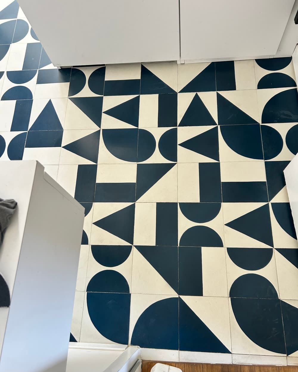 Carreaux de ciment géométriques bleu et blanc.