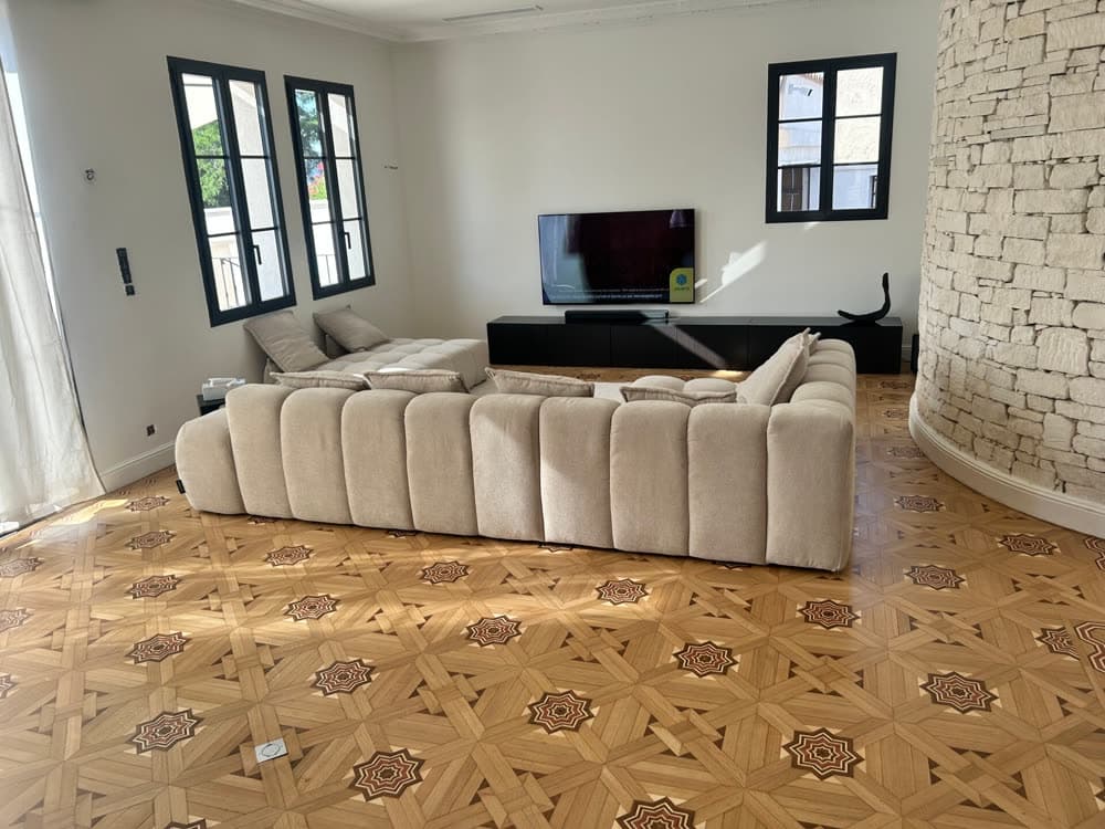 Salon, carreaux de ciment et parquet.