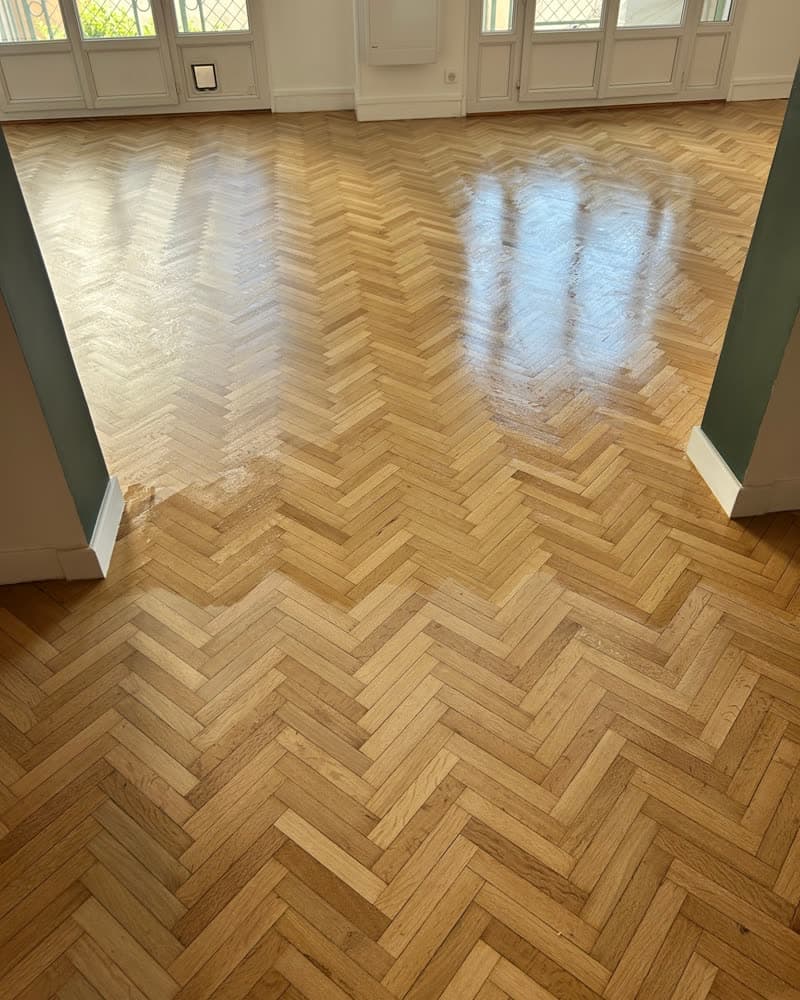 Parquet point de Hongrie poncé et vitrifié.