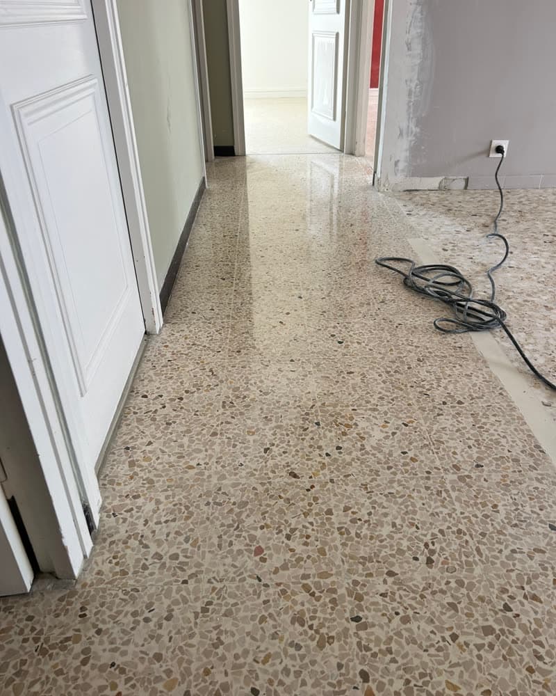 Couloir en terrazzo pendant le chantier.