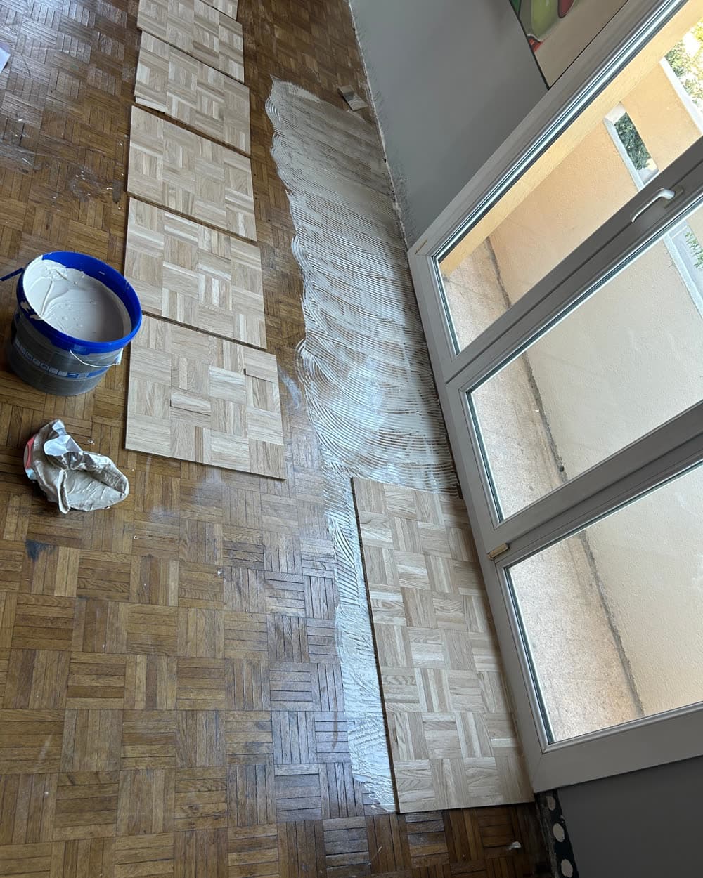 Parquet mosaïque à moitié vitrifié, le pot au sol.