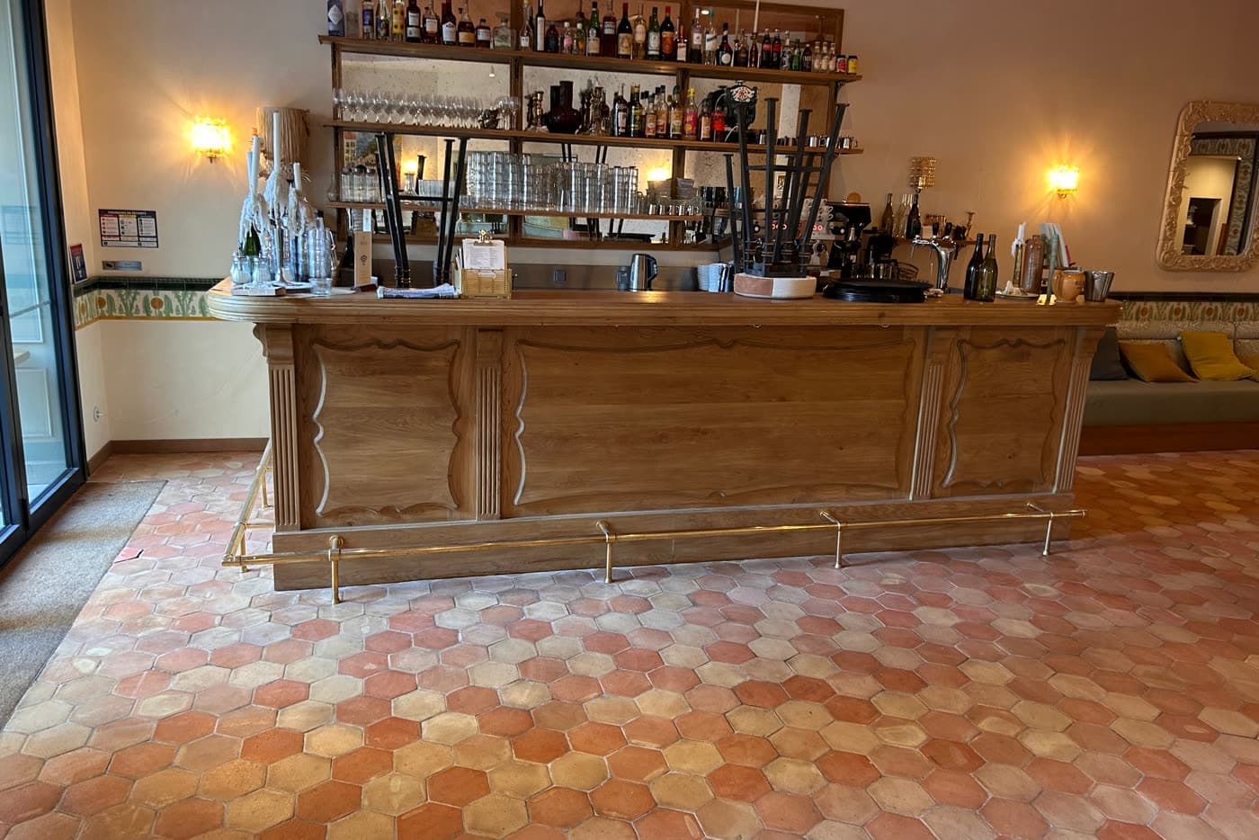Salle de restaurant avec ses tomettes hexagonales rénovées.