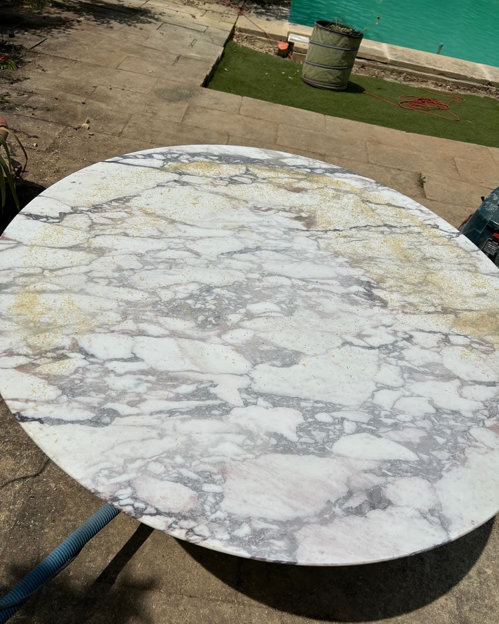 La même table après ponçage et polissage, blanche et brillante.
